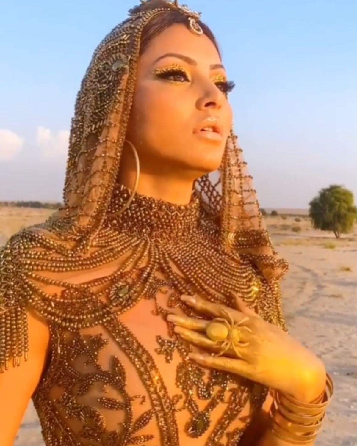  اداکارہ اروشی روتیلا انسٹاگرام پر کافی سرگرم رہتی ہیں اور آئے دن اپنی تازہ تصاویر اور ویڈیوز فینس کیلئے شیئر کرتی رہتی ہیں۔ (photo credit: instagram/@urvashirautela)