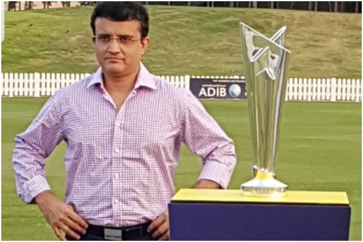 ہندستانی کرکٹر بورڈ (بی سی سی آئی) کے صدر سوربھ گانگولی ( Sourav Ganguly) نے آئی سی سی ٹی 20 ورلڈ کپ (World Cup) ٹرافی کے ساتھ پوز دئے ہیں۔ ان تصویروں میں گانگولی کے ساتھ بی سی سی آئی کے سکریٹری جئے شاہ بھی ان تصویروں میں نظر آرہے ہیں۔ بی سی سی آئی کے آفیشل ٹویٹر ہینڈل کے ذریعے ٹرافی کی تین تصاویر شیئر کی گئی ہیں۔ (BCCI/Twitter) ہندستانی کرکٹر بورڈ (بی سی سی آئی) کے صدر سوربھ گانگولی ( Sourav Ganguly) نے آئی سی سی ٹی 20 ورلڈ کپ (World Cup) ٹرافی کے ساتھ پوز دئے ہیں۔ ان تصویروں میں گانگولی کے ساتھ بی سی سی آئی کے سکریٹری جئے شاہ بھی ان تصویروں میں نظر آرہے ہیں۔ بی سی سی آئی کے آفیشل ٹویٹر ہینڈل کے ذریعے ٹرافی کی تین تصاویر شیئر کی گئی ہیں۔ (BCCI/Twitter)