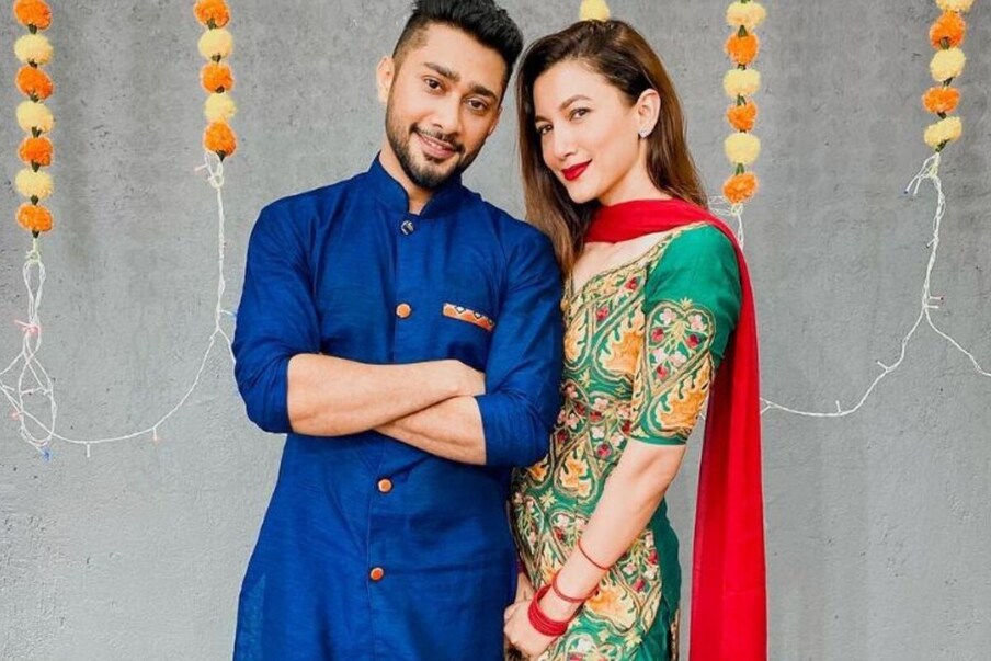  گوہر کی اس تصویر پر ان کے منگیتر زید دربار نے بھی کمنٹ کیا ہے ۔ زید نے لکھا : اور اس نے ہاں کہہ دی ۔ (photo credit: instagram/@gauharkhan)