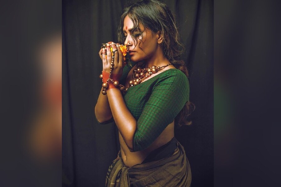  وہیں دوسری طرف اداکارہ رچا چڈھا نے بھی اپنی ایک تصویر شیئر کرکے فینس کو دیوالی کی مبارکباد دی ہے ۔ لیکن ان کی یہ تصویر دوسروں سے ذرا ہٹ کر ہے ۔ اس تصویر میں رچا چڈھا بالکل الگ انداز میں نظر آرہی ہیں ۔ تصویر : Instagram @therichachadha