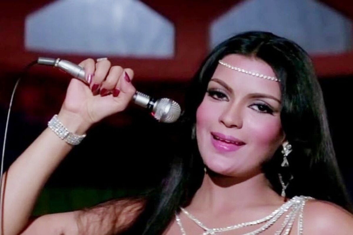 اس کے بعد زینت نے فلم ' ستیم شیوم سندرم' سے خوب سرخیاں بٹوریں۔ اس فلم میں ان کے بولڈ اوتار نے ان کی شناخت بنا دی، حالانکہ اس فلم کے لئے زینت کو کافی تنقیدوں کا بھی سامنا کرنا پڑا۔ اس کے بعد زینت نے فلم ' ستیم شیوم سندرم' سے خوب سرخیاں بٹوریں۔ اس فلم میں ان کے بولڈ اوتار نے ان کی شناخت بنا دی، حالانکہ اس فلم کے لئے زینت کو کافی تنقیدوں کا بھی سامنا کرنا پڑا۔