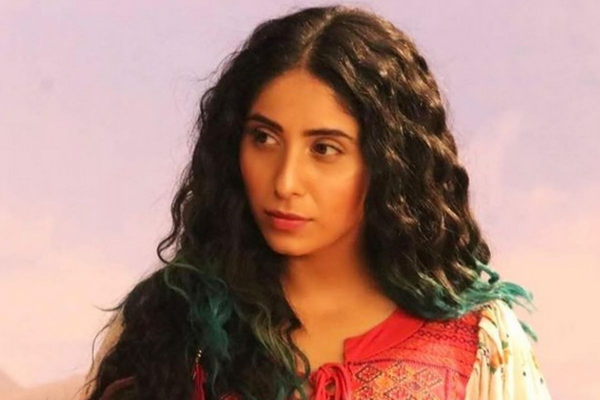 دل دیاں گلاں اور جگ گھومیا جیسے مشہور گانوں کو آواز دینے والی سنگر نیہا بھسین نے اپنی ذاتی زندگی سے وابستہ کچھ انکشافات کئے ہیں ، جس کی وجہ سے وہ سرخیوں میں ہیں ۔ نیہا کی مانیں تو وہ کئی مرتبہ جنسی استحصال کا شکار ہوچکی ہیں ۔ ایک نیوز ایجنسی سے بات چیت کرتے ہوئے نیہا نے بتایا کہ جب وہ 10 سال کی تھیں تو ہری دوار میں ایک شخص نے انہیں پیچھے سے غلط طریقہ سے چھوا تھا ۔ جب ان کے ساتھ ایسا ہوا تو وہ حیران رہ گئیں اور گھبرا کر دوڑتے ہوئے اپنی ماں کے پاس چلی گئی تھیں ۔ ساتھ ہی ساتھ انہوں نے ایسے ہی کچھ دیگر واقعات کا بھی انکشاف کیا ، جس کو جان کر لوگ حیران ہیں ۔ ( تصویر : نیہا بھسین انسٹاگرام) دل دیاں گلاں اور جگ گھومیا جیسے مشہور گانوں کو آواز دینے والی سنگر نیہا بھسین نے اپنی ذاتی زندگی سے وابستہ کچھ انکشافات کئے ہیں ، جس کی وجہ سے وہ سرخیوں میں ہیں ۔ نیہا کی مانیں تو وہ کئی مرتبہ جنسی استحصال کا شکار ہوچکی ہیں ۔ ایک نیوز ایجنسی سے بات چیت کرتے ہوئے نیہا نے بتایا کہ جب وہ 10 سال کی تھیں تو ہری دوار میں ایک شخص نے انہیں پیچھے سے غلط طریقہ سے چھوا تھا ۔ جب ان کے ساتھ ایسا ہوا تو وہ حیران رہ گئیں اور گھبرا کر دوڑتے ہوئے اپنی ماں کے پاس چلی گئی تھیں ۔ ساتھ ہی ساتھ انہوں نے ایسے ہی کچھ دیگر واقعات کا بھی انکشاف کیا ، جس کو جان کر لوگ حیران ہیں ۔ ( تصویر : نیہا بھسین انسٹاگرام)