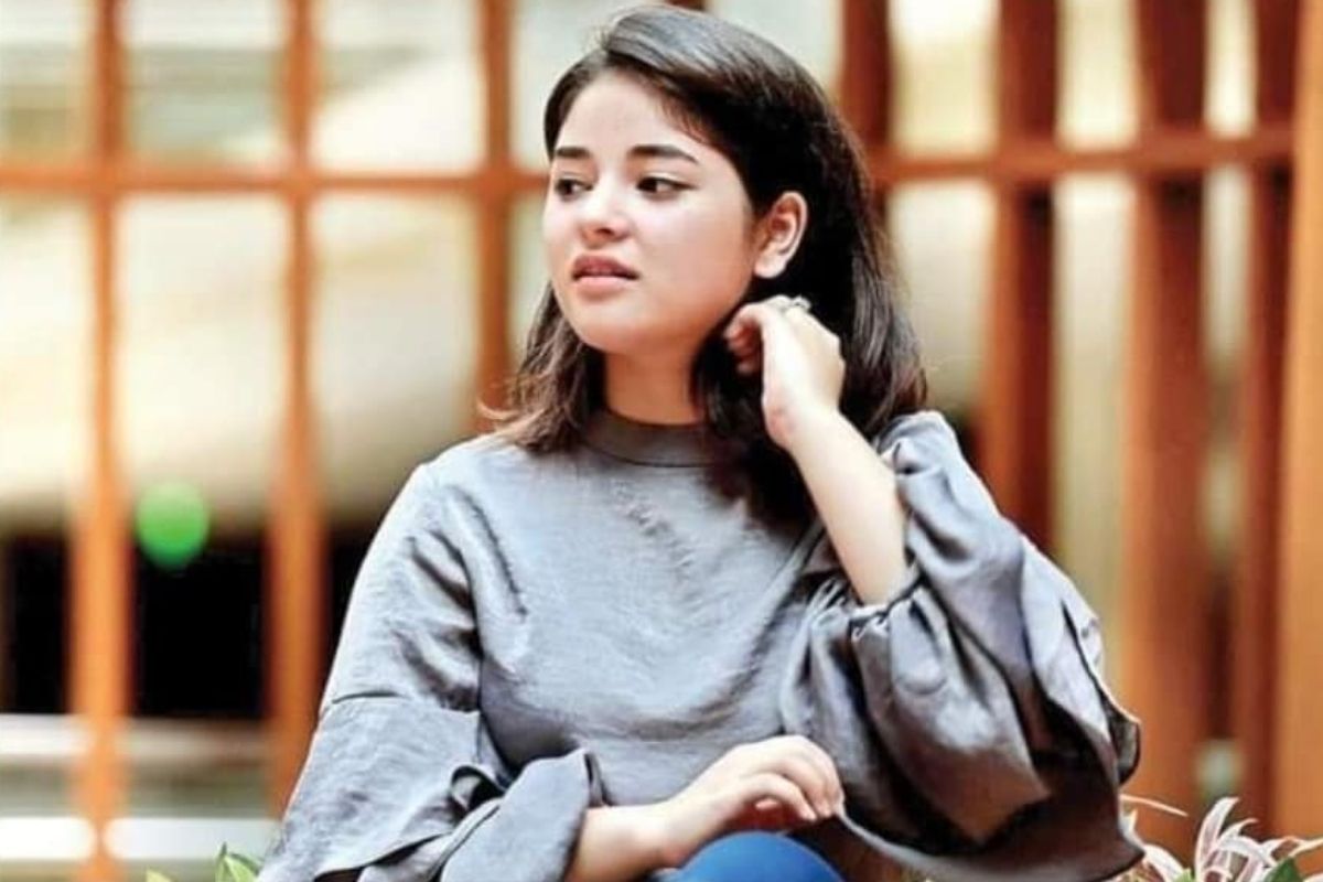 فلم دنگل کی اداکارہ زائرہ وسیم نے فلائٹ میں اپنے ایک ساتھی مسافر پر چھیڑ چھار کا الزام لگایا تھا ۔ انہوں نے اس سے وابستہ ایک ویڈیو بھی شیئر کیا تھا۔ ( تصویر : سوشل میڈیا) فلم دنگل کی اداکارہ زائرہ وسیم نے فلائٹ میں اپنے ایک ساتھی مسافر پر چھیڑ چھار کا الزام لگایا تھا ۔ انہوں نے اس سے وابستہ ایک ویڈیو بھی شیئر کیا تھا۔ ( تصویر : سوشل میڈیا)