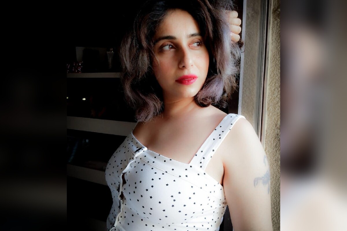 ایک نیوز ایجنسی سے بات چیت کرتے ہوئے نیہا نے بتایا کہ جب وہ 10 سال کی تھیں تو ہری دوار میں ایک شخص نے انہیں پیچھے سے غلط طریقہ سے چھوا تھا ۔ یہ حادثہ ان کے ساتھ اس وقت پیش آیا تھا ، جب وہ اپنی ماں سے کچھ ہی دوری پر کھڑی تھیں ۔ نیہا نے بتایا کہ جب ان کے ساتھ ایسا ہوا تو وہ حیران رہ گئیں اور گھبرا کر دوڑتے ہوئے اپنی ماں کے پاس چلی گئی تھیں ۔ تصویر : Instagram @nehabhasin4u ایک نیوز ایجنسی سے بات چیت کرتے ہوئے نیہا نے بتایا کہ جب وہ 10 سال کی تھیں تو ہری دوار میں ایک شخص نے انہیں پیچھے سے غلط طریقہ سے چھوا تھا ۔ یہ حادثہ ان کے ساتھ اس وقت پیش آیا تھا ، جب وہ اپنی ماں سے کچھ ہی دوری پر کھڑی تھیں ۔ نیہا نے بتایا کہ جب ان کے ساتھ ایسا ہوا تو وہ حیران رہ گئیں اور گھبرا کر دوڑتے ہوئے اپنی ماں کے پاس چلی گئی تھیں ۔ تصویر : Instagram @nehabhasin4u