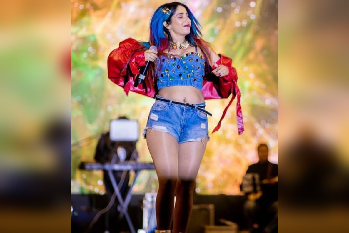 نیہا نے مزید بتایا کہ اس کے کچھ سالوں بعد ایک مرتبہ پھر وہ ایک ہال میں جنسی استحصال کا شکار ہوئیں ۔ انہوں نے بتایا کہ ایک شخص نے ایک ہال میں ان کے سینے پر غلط طریقہ سے ہاتھ لگایا اور یہ واقعہ انہیں اچھی طرح سے یاد ہے ۔ تصویر : Instagram @nehabhasin4u نیہا نے مزید بتایا کہ اس کے کچھ سالوں بعد ایک مرتبہ پھر وہ ایک ہال میں جنسی استحصال کا شکار ہوئیں ۔ انہوں نے بتایا کہ ایک شخص نے ایک ہال میں ان کے سینے پر غلط طریقہ سے ہاتھ لگایا اور یہ واقعہ انہیں اچھی طرح سے یاد ہے ۔ تصویر : Instagram @nehabhasin4u
