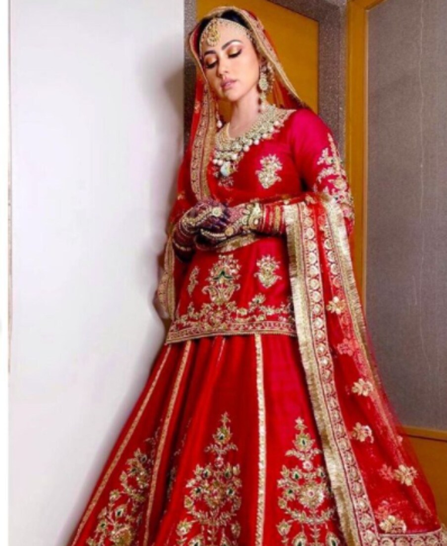  ثنا خان کی شادی کے بعد ان کی شادی کی تصویریں انٹرنیٹ پر وائرل ہو رہی ہیں۔ ان تصویروں میں ثنا کافی خوبصورت نظر آ رہی ہیں۔ Photo Credit-@poonamskaurture/Instagram