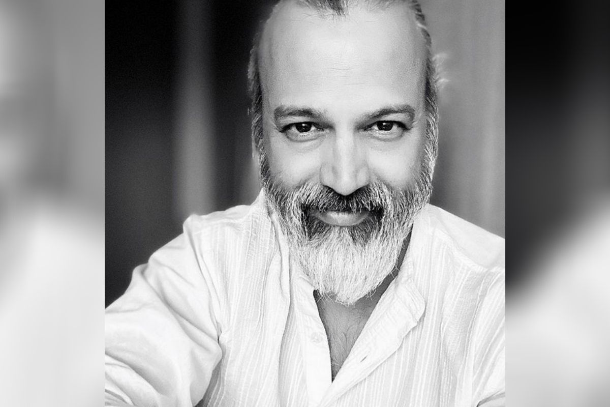 وجے آنند: پیار تو ہونا ہی تھا‘ فلم میں کاجول کے بوائے فرینڈ کے کردار میں دکھے راہل یعنی بیج آنند نے کم وقت میں ہی سنیما کی دنیا کو چھوڑ دیا۔ خبروں کی مانیں تو بیج آنند نے روحانی کا راستہ اپنا لیا تھا اور سنیاسی کی طرح جینے لگے تھے۔ وجے آنند: پیار تو ہونا ہی تھا‘ فلم میں کاجول کے بوائے فرینڈ کے کردار میں دکھے راہل یعنی بیج آنند نے کم وقت میں ہی سنیما کی دنیا کو چھوڑ دیا۔ خبروں کی مانیں تو بیج آنند نے روحانی کا راستہ اپنا لیا تھا اور سنیاسی کی طرح جینے لگے تھے۔