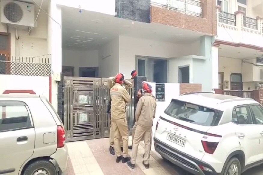 وہیں اس واقعہ سے بے خبر نوجوان کے کنبہ نے اس کی آخری رسوم بھی ادا کردی ۔ قاتل نے گھر پر کہا تھا کہ وہ ملنی پر جارہا ہے ۔ وہیں ویڈیو میں قاتل نے بتایا کہ اس کا چچازاد بھائی جو دہلی اپنے دوست کو چھوڑنے گیا تھا ، اس کی ریوالور لاکر سے لے کر خاموشی سے آیا تھا ۔ (Photo: News18) وہیں اس واقعہ سے بے خبر نوجوان کے کنبہ نے اس کی آخری رسوم بھی ادا کردی ۔ قاتل نے گھر پر کہا تھا کہ وہ ملنی پر جارہا ہے ۔ وہیں ویڈیو میں قاتل نے بتایا کہ اس کا چچازاد بھائی جو دہلی اپنے دوست کو چھوڑنے گیا تھا ، اس کی ریوالور لاکر سے لے کر خاموشی سے آیا تھا ۔ (Photo: News18)