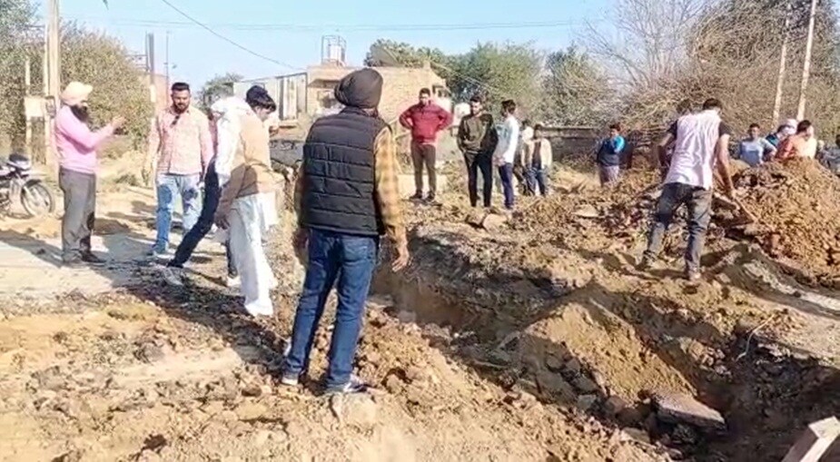 دراصل، ضلع انتظامیہ نے سڑک کے درمیان گہری کھائی بنا دی تھی لیکن کسانوں نے اس رکاوٹ کو بھی پار کر لیا۔ پنجاب کے کسان کھنوری کے راستے جیند سے روہتک ہوتے ہوئے دلی کے لئے نکلے ہیں۔ بڑی تعداد میں کسانوں کا قافلہ دلی کی طرف بڑھ رہا ہے۔ دراصل، ضلع انتظامیہ نے سڑک کے درمیان گہری کھائی بنا دی تھی لیکن کسانوں نے اس رکاوٹ کو بھی پار کر لیا۔ پنجاب کے کسان کھنوری کے راستے جیند سے روہتک ہوتے ہوئے دلی کے لئے نکلے ہیں۔ بڑی تعداد میں کسانوں کا قافلہ دلی کی طرف بڑھ رہا ہے۔