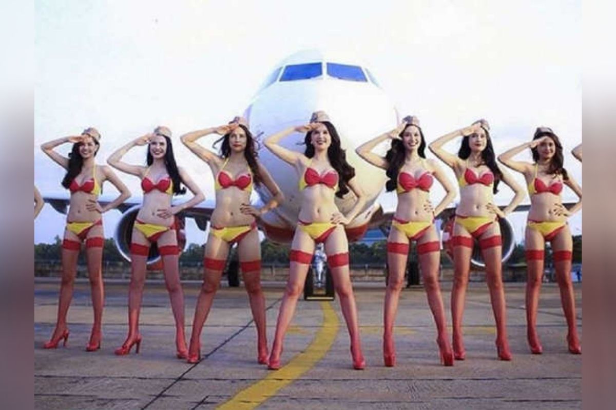  وی ایٹ جیٹ ایئر لائن VietJet Air bikini airhostess۔۔۔۔ ویتنام میں سال 2011 میں پہلی مرتبہ ایہ پرائیویٹ ایئرلائنس نے اپنی شروعات کی۔ دیکھتے ہی دیکھتے وہ ویتنام کی سب سے مقبول ایئرلائنس بن گئی۔ وجہ تھی وی اشتہار اور وہ لباس جو اس کی فلائٹ اٹینڈینٹس۔ ایئر لائنس نے خوبصورت ایئر ہوسٹس کو نوکری کیلئے جھانٹا۔ اس ایئر لائنس کو خود کے دم پر ارب پتی بنی ایک ویتنامی خاتون نے شروع کیا تھا۔ جب اس کی فلائٹ شروع ہوئی تو یہ ویتنامی کی گھریلو ایئر لائنس تھی۔ لیکن فلائٹ کے دوران اس کی ایئر ہوسٹیس بکنی (bikini airhostess) میں نظر آنے لگیں۔ حالانکہ پرائیویٹ ایئر لائنس کا نام ویٹ جیٹ ایئر لائنس (Viet Jet Airlines) تھا لیکن میڈیا اور لوگوں کے درمیان یہ بکنی ایئر لائنس کے طور پر جانی جانے لگی۔