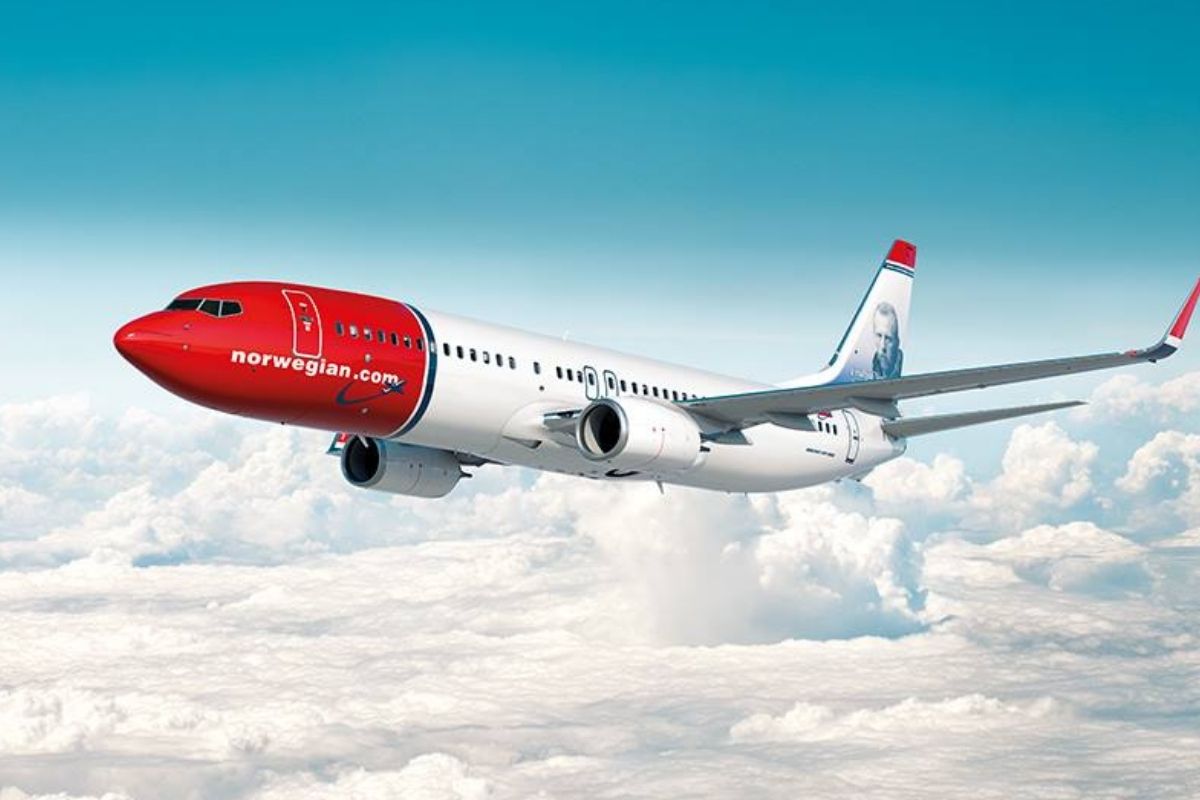  نارویجین ایئر لائن: اس ایئر لائن کے نام سے آپ کو لگ سکتا ہے کہ یہ ایئر لائن نارعے مین ہے مگر ایسا نہیں ہے۔ اس ایئر لائن سے جڑی عجیب و غریب بات یہ ہے کہ یہ ایئر لائن ناروے میں نہیں بلکہ آئر لینڈ میں ہیں۔ اس ایئر لائن کے فاؤنڈر کے مطابق ایسا اس لئے کیا گیا ہے جس سے کہ وہ ناروے کے ٹیکس سے بچ سکے۔ اس ایئر لائن کی کئی فلائٹ ناروے میں اترتی ہی نہیں ہیں۔ اس میں کچھ بھی غیر قانونی نہیں ہے مگر ناروے کا نام دیکر آئر لینڈ سے ایئر لائن کو آپریٹ کرنا مسافروں کو بھرم میں ڈال دیتا ہے۔ تصویر: سوشل میڈیا۔