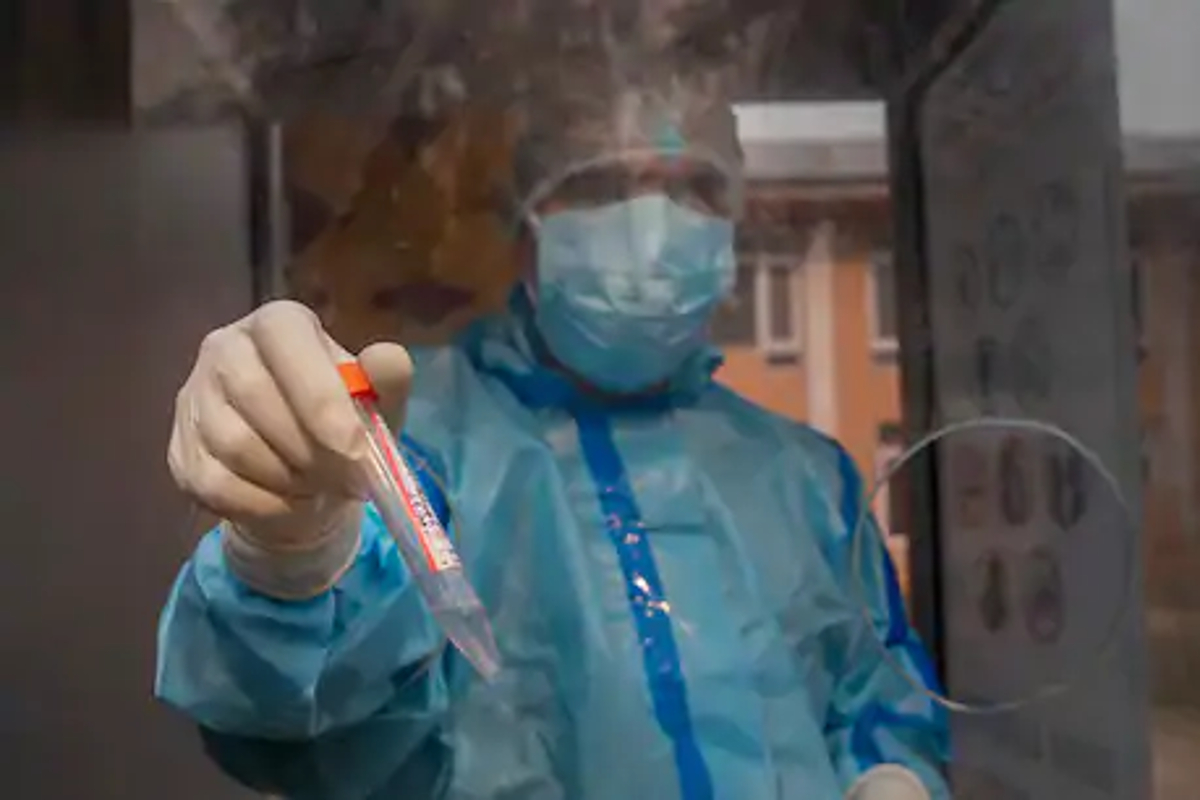  راک اور ان کے ساتھ سینٹرس فارس ڈیزیز کنٹرل اینڈ پروینشن کے ساتھی اس ویریئنٹس کو ٹریک کرنے کے کام میں شامل ہیں ۔ انہوں نے تلاش کے بعد ڈیٹابیس کو سائنسدانوں کے ساتھ شیئر کردیا ہے ۔ (علامتی تصویر) (AP Photo/ Dar Yasin)