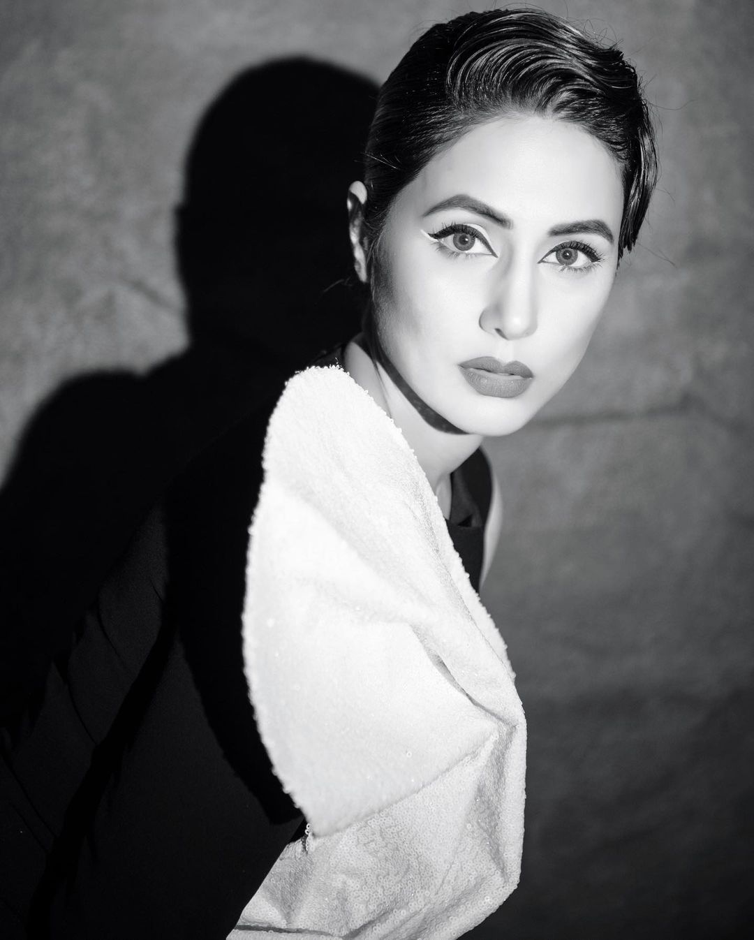 جیسے ہی اس اسٹائلش ڈریس میں حنا خان کی تصویریں سامنے آئیں ، ویسے ہی ان کے چاہنے والے ان کی تعریفوں کے پل باندھنے لگے ۔ (Photo:@realhinakhan/Instagram) جیسے ہی اس اسٹائلش ڈریس میں حنا خان کی تصویریں سامنے آئیں ، ویسے ہی ان کے چاہنے والے ان کی تعریفوں کے پل باندھنے لگے ۔ (Photo:@realhinakhan/Instagram)