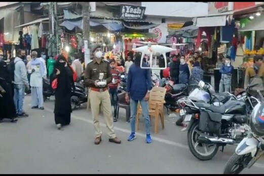میرٹھ: سڑکوں پرگاڑی والوں کا چالان کاٹنے والی پولیس کو نظر نہیں آ رہی بازاروں کی بھیڑ میرٹھ: سڑکوں پرگاڑی والوں کا چالان کاٹنے والی پولیس کو نظر نہیں آ رہی بازاروں کی بھیڑ