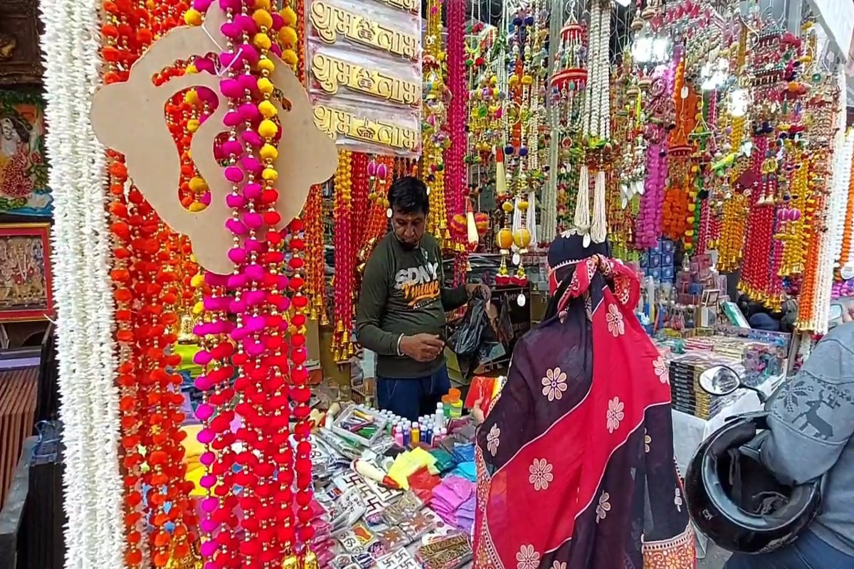دیوالی کے موقع پر سجے بازاروں میں بھی رونق لوٹ آئی ہے ۔