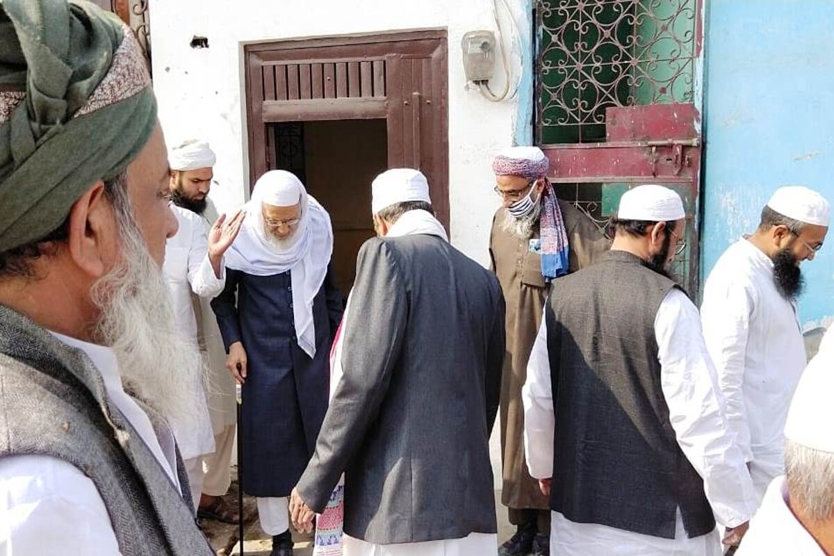 مسجد میں نماز جمعہ سے قبل صدر جمعیۃ علما ہند نے خصوصی خطاب کیا ۔