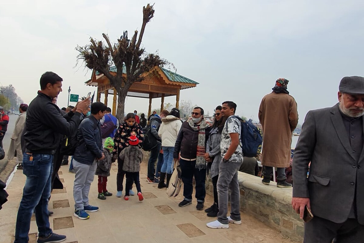 بزرگ خاتون شردھا کا کہنا تھا کہ میں ممبئی کے لوگوں کو کہنا چاہتی ہوں کہ کووڈ کو بھول جاو اور کشمیر چلے آو ۔