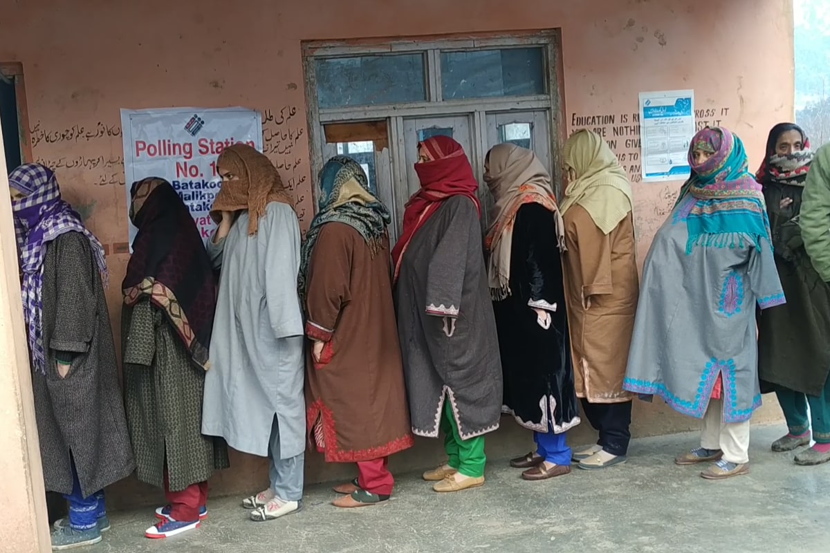 جموں کشمیر میں ڈی ڈی سی انتخابات پہلی مرتبہ منعقد ہوئے ہیں اور پہلی بار ایسا ہوا ہے کہ یہاں کے کسی بلاک میں صرف خواتین امیدوار ایک دوسرے کے مدمقابل ہیں۔
