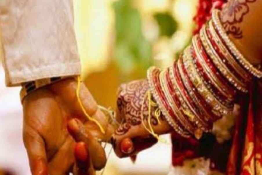  حالانکہ ایک دن پہلی بیوی کے پاسشوہر کو نہیں بھیجا تو ہنگامہ مچ گیا۔ اس کے بعد دوسری بیوی نے تھانے میں شادی کا جھانسی دیکر جنسی استحصال کا کیس اس کے خلاف کر دیا۔ اس کے بعد راجیش مہتو فراف ہے اور خاتون آج بھی اس کی راہ دیکھ رہی ہے۔