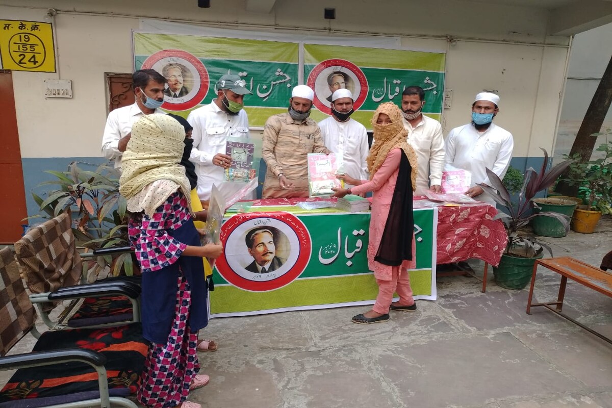 اردو کو نئی نسل تک پہنچانے کے لئے اردو کی ابتدائی کتابیں طلبہ میں تقسیم کی گئیں ۔