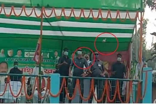 تقریر کررہے نتیش کمار پر نوجوان نے پھینکی پیاز ، وزیر اعلی نے کہا : خوب پھینکو ، پھینکتے رہو تقریر کررہے نتیش کمار پر نوجوان نے پھینکی پیاز ، وزیر اعلی نے کہا : خوب پھینکو ، پھینکتے رہو