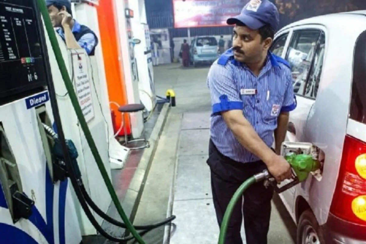 پیر کے روز پٹرول اور ڈیزل کی قیمتوں میں اضافہ نہ ہونے کی وجہ سے عام آدمی کو کسی قدرے راحت ملی ہے۔