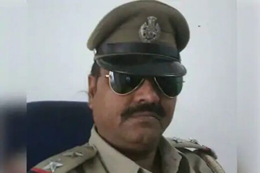 55 سال کی عمر میں تھانیدار ڈوبا عشق میں ، معشوقہ کیلئے کیا ایسا کام کہ ایس پی نے کردیا معطل 55 سال کی عمر میں تھانیدار ڈوبا عشق میں ، معشوقہ کیلئے کیا ایسا کام کہ ایس پی نے کردیا معطل