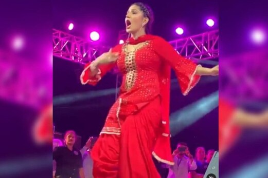 سپنا چودھری نے ممی بننے کے بعد اسٹیج پر کی واپسی، لال سوٹ میں کیا زبردست ڈانس سپنا چودھری نے ممی بننے کے بعد اسٹیج پر کی واپسی، لال سوٹ میں کیا زبردست ڈانس
