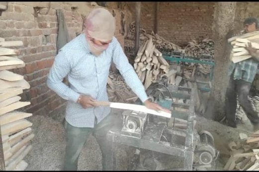 میرٹھ : اسپورٹس صنعت پر کورونا وائرس وبا کا سایہ، 50 فیصد تک ختم ہو گیا غریب کاریگروں کا روزگار میرٹھ : اسپورٹس صنعت پر کورونا وائرس وبا کا سایہ، 50 فیصد تک ختم ہو گیا غریب کاریگروں کا روزگار
