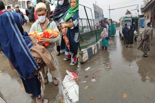 اسپتال انتظامیہ کی حاملہ خاتون کے ساتھ انتہائی شرمناک حرکت، سرراہ دروازے پر خاتون نے دیا بچے کو جنم: جانیں پورا معاملہ اسپتال انتظامیہ کی حاملہ خاتون کے ساتھ انتہائی شرمناک حرکت، سرراہ دروازے پر خاتون نے دیا بچے کو جنم: جانیں پورا معاملہ
