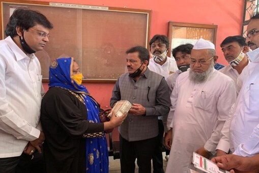 ضمیر احمد خان نے کہا کہ ان کے اس قدم پر بی جے پی یا کوئی اور پارٹی ان کی مخالفت کرتی ہے ، تو کرے ، وہ ایک مجبور خاندان کی مدد کررہے ہیں ۔ انہوں نے کہا کہ اگر کوئی سمجھتا ہے کہ اس طرح کی مدد کرنا غلط ہے تو وہ اس غلطی کو بار بار دہراتے رہیں گے ۔