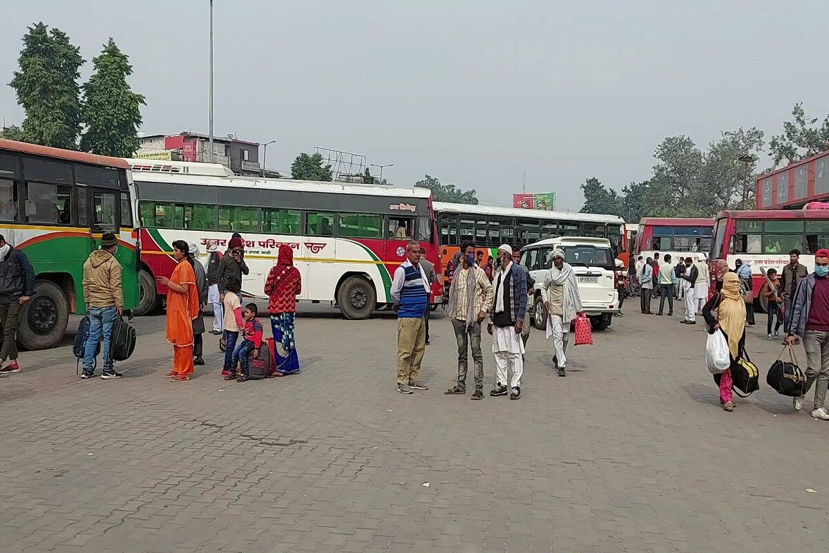 میرٹھ کے بھینسالی بس اڈّے پر مسافروں کی بھیڑ اور اس پر برتی جا رہی لاپرواہی کورونا انفیکشن کے خطرے کو دعوت دیتی نظر آ رہی ہے۔ بسیں پوری طرح بھر کر چلائی جا رہی ہیں، سماجی دوری بنائے رکھنے کی ہدایت دینے والی انتظامیہ کو ان بس اسٹیشنوں پر سماجی دوری کی دھجیاں اُڑتی نظر نہیں آ رہی ہیں۔