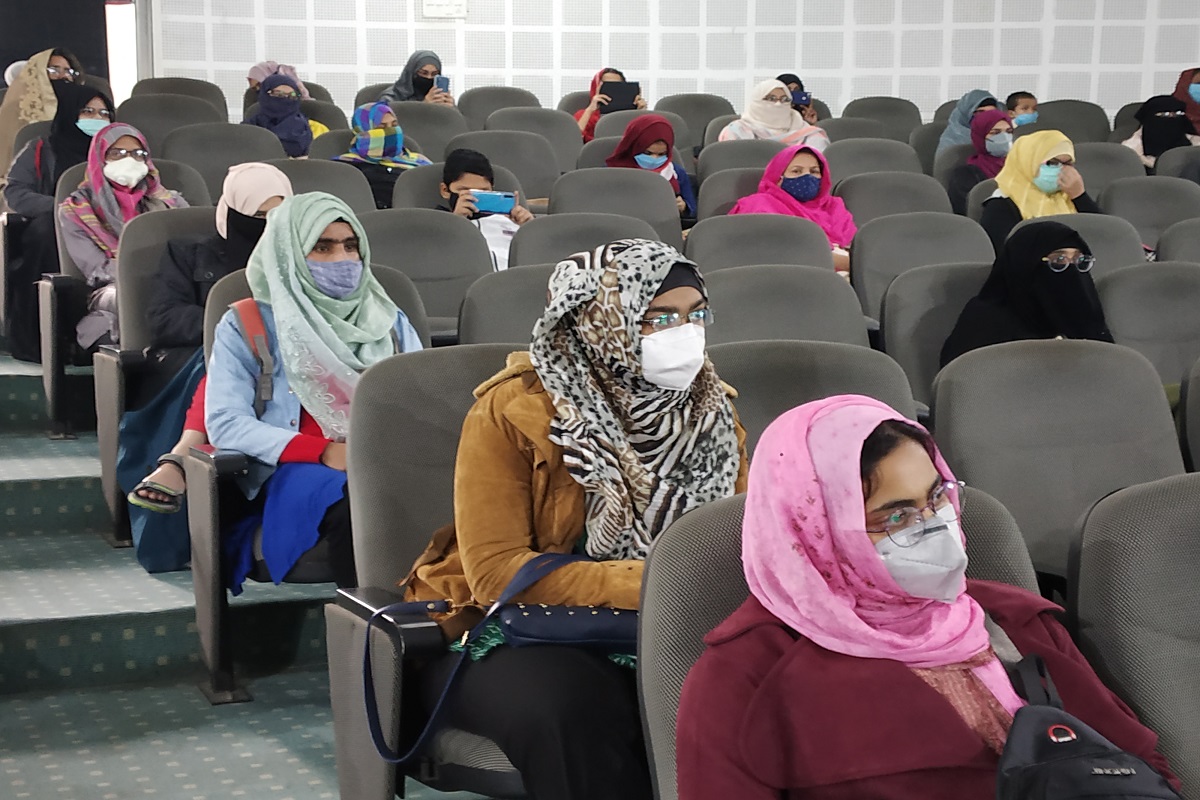 ایسوسی ایشن آف مسلم ڈاکٹرس نے گزشتہ سال پٹنہ میں رہائشی کوچنگ کا انتظام کر معاشی اعتبار سے کمزور طالبات کے لئے کامیابی کا سنہرا موقع فراہم کرایا ہے۔ پہلے بیچ میں پندرہ طالبات کا داخلہ ہوا تھا جس میں بارہ طالبات نے نیٹ کا امتحان پاس کر مختلف میڈیکل کالجوں میں داخلہ لیا ہے۔ کامیاب طالبات نے ایسوسی ایشن آف مسلم ڈاکٹرس کی مہم کی ستائش کرتے ہوئے کہا کی پورے دینی ماحول میں رہائشی کوچنگ کا انتظام کیاگیا تھا۔ (رپوٹ اور تصاویر، محفوظ عالم، بہار)۔ ایسوسی ایشن آف مسلم ڈاکٹرس نے گزشتہ سال پٹنہ میں رہائشی کوچنگ کا انتظام کر معاشی اعتبار سے کمزور طالبات کے لئے کامیابی کا سنہرا موقع فراہم کرایا ہے۔ پہلے بیچ میں پندرہ طالبات کا داخلہ ہوا تھا جس میں بارہ طالبات نے نیٹ کا امتحان پاس کر مختلف میڈیکل کالجوں میں داخلہ لیا ہے۔ کامیاب طالبات نے ایسوسی ایشن آف مسلم ڈاکٹرس کی مہم کی ستائش کرتے ہوئے کہا کی پورے دینی ماحول میں رہائشی کوچنگ کا انتظام کیاگیا تھا۔ (رپوٹ اور تصاویر، محفوظ عالم، بہار)۔