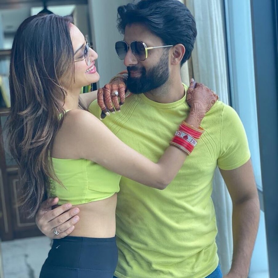  نکھل جین نے شادی شدہ جوڑے میں ہونے والی تکرار کے لئے پنڈت کو ذمےدار بتایا نکھل جین کہتے ہیں کہ ازدواجی زندگی کے آغاز میں پنڈت ہی فساد کی وجہ بنتے ہیں کیوںکہ وہ شادی کے سات پھیروں کے ساتھ آگ میں گھی ڈالنے کا کام کرتے ہیں۔ اس ویڈیو کو کافی پسند کیا جارہا ہے۔ اور نصرت و نکھل نے بھی اپنے جھگڑے کو گڈبائے کہتے ہوئے ایک دوسرے کو گلے لگالیا۔