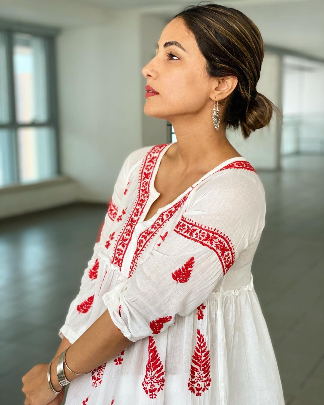 اداکارہ حنا اس ڈریس میں بیحد ہی خوبصورت نظر آ رہی ہیں۔ (Photo Credit- @realhinakhan/Instagram) اداکارہ حنا اس ڈریس میں بیحد ہی خوبصورت نظر آ رہی ہیں۔ (Photo Credit- @realhinakhan/Instagram)