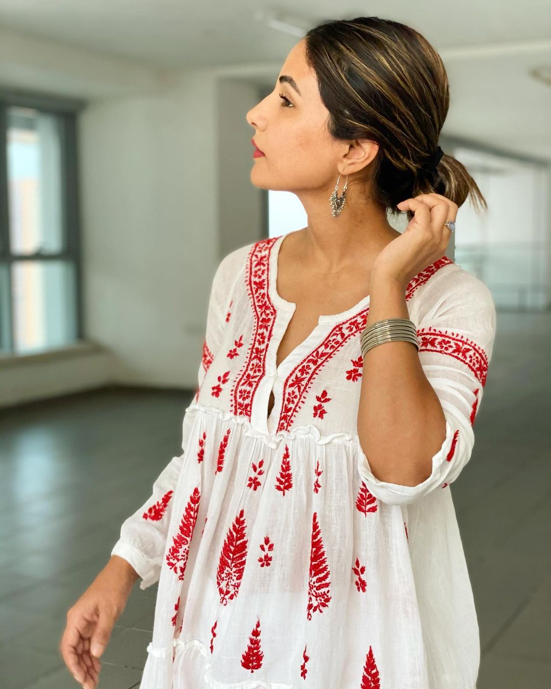 حنا خان ان تصویروں میں سفید رنگ کے کپڑوں میں نظر آ رہی ہیں۔ حنا کا یہ ٹریڈیشنل اسٹائلش لک بیحد ہی دلکش لگ رہا ہے۔ (Photo Credit- @realhinakhan/Instagram) حنا خان ان تصویروں میں سفید رنگ کے کپڑوں میں نظر آ رہی ہیں۔ حنا کا یہ ٹریڈیشنل اسٹائلش لک بیحد ہی دلکش لگ رہا ہے۔ (Photo Credit- @realhinakhan/Instagram)