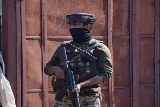 جموں۔کشمیر: بارہمولہ کے سوپور میں دہشت گردوں نے بنایا سی آر پی ایف کو نشانہ، پھینکا گرینیڈ جموں۔کشمیر: بارہمولہ کے سوپور میں دہشت گردوں نے بنایا سی آر پی ایف کو نشانہ، پھینکا گرینیڈ
