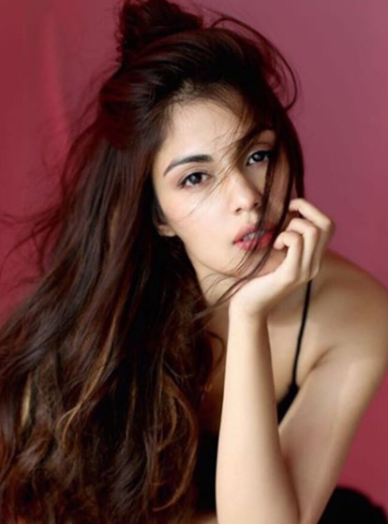 <strong>ریا چکرورتی:</strong> سشانت سنگھ راجپوت (Sushant Singh Rajput) کی موت کے بعد ریا چکرورتی (Rhea Chakraborty) کئی وجوہات سے سرخیوں میں رہی تھیں۔ اداکارہ پر سشانت سنگھ راجپوت کے قتل سے لے کر انہیں ڈرگس دینے تک کے الزام لگے تھے۔ یہی نہیں، اداکارہ اور ان کے بھائی کو این سی بی کے ذریعہ گرفتار بھی کیا گیا تھا، جس کے بعد ریا چکرورتی کو تقریباً ایک ماہ تک جیل میں گزارنے پڑے تھے۔ یاہو کے ذریعہ جاری 2020 میں سب سے زیادہ سرچ کی جانے والی اداکارہ میں ریا چکرورتی کا نام ٹاپ پر ہے۔ تصویر کریڈٹ: @rhea_chakraborty/Instagram <strong>ریا چکرورتی:</strong> سشانت سنگھ راجپوت (Sushant Singh Rajput) کی موت کے بعد ریا چکرورتی (Rhea Chakraborty) کئی وجوہات سے سرخیوں میں رہی تھیں۔ اداکارہ پر سشانت سنگھ راجپوت کے قتل سے لے کر انہیں ڈرگس دینے تک کے الزام لگے تھے۔ یہی نہیں، اداکارہ اور ان کے بھائی کو این سی بی کے ذریعہ گرفتار بھی کیا گیا تھا، جس کے بعد ریا چکرورتی کو تقریباً ایک ماہ تک جیل میں گزارنے پڑے تھے۔ یاہو کے ذریعہ جاری 2020 میں سب سے زیادہ سرچ کی جانے والی اداکارہ میں ریا چکرورتی کا نام ٹاپ پر ہے۔ تصویر کریڈٹ: @rhea_chakraborty/Instagram