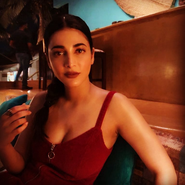شرتی کی یہ تصویر سوشل میڈیا پر تابڑتوڑ وائرل ہورہی ہے اور اس کے ساتھ ہی تابڑتوڑ کمنٹس بھی کر رہے ہیں ۔ (Photo Credit- @shrutzhaasan/Instagram) شرتی کی یہ تصویر سوشل میڈیا پر تابڑتوڑ وائرل ہورہی ہے اور اس کے ساتھ ہی تابڑتوڑ کمنٹس بھی کر رہے ہیں ۔ (Photo Credit- @shrutzhaasan/Instagram)