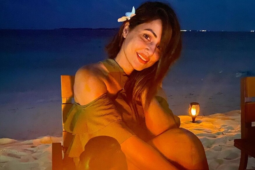 اس خوبصورت تصویر کو شیئر کرتے ہوئے حنا خان نے لکھا : "Night mode photography at its best... Thank you for the lovely dinner." (Image: Instagram) اس خوبصورت تصویر کو شیئر کرتے ہوئے حنا خان نے لکھا : "Night mode photography at its best... Thank you for the lovely dinner." (Image: Instagram)