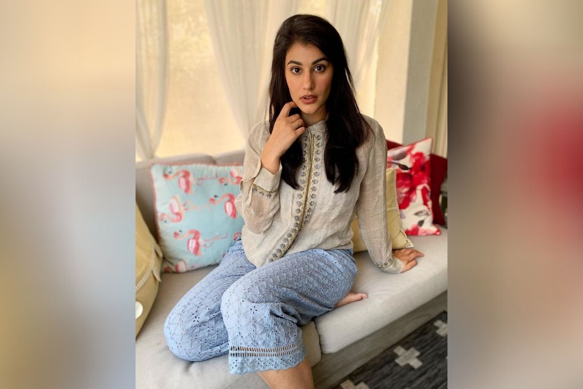 آپ کو بتادیں کہ ’بروکن بٹ بیوٹی فل 3’ کی شوٹنگ جلد ہی شروع ہونے والی ہے اور امکان ہے کہ اگلے سال ویلنٹائن ڈے پر اسے ’آلٹ بالی جی’ اور ‘جی-5’ پر ریلیز کیا جائے گا۔ تصویر کریڈٹ: سونیا راٹھی کے انسٹا گرام سے۔ آپ کو بتادیں کہ ’بروکن بٹ بیوٹی فل 3’ کی شوٹنگ جلد ہی شروع ہونے والی ہے اور امکان ہے کہ اگلے سال ویلنٹائن ڈے پر اسے ’آلٹ بالی جی’ اور ‘جی-5’ پر ریلیز کیا جائے گا۔ تصویر کریڈٹ: سونیا راٹھی کے انسٹا گرام سے۔