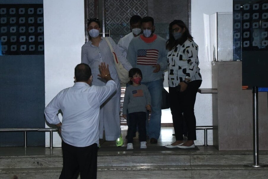  وہیں سیف علی خان اور تیمور گرے سویٹر میں نظر آ ر ہے ہیں۔ اس دوران کرینہ کپور خان کو بیبی بمپ خوب نظر آیا۔ تصویر وائرل بھیانی۔
