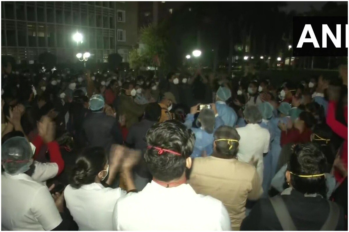 آل انڈیا انسٹی ٹیوٖٹ آف میڈیکل سائنسز (ایمس) کی نرس یونین غیر متعینہ مدت کے لئے ہڑتال پر چلی گئی ہیں۔ ایمس کے ڈائریکٹر ڈاکٹر رندیپ گلیریا کی ہڑتال نہ کرنے کی اپیل بےاثر رہی ہے۔ شام کو نرس یونین کی ہڑتال کے اعلان کے بعد سبھی نرسیں اسپتال کے احاطے میں جمع ہو کر نعرے بازی کر رہی ہیں۔ آل انڈیا انسٹی ٹیوٖٹ آف میڈیکل سائنسز (ایمس) کی نرس یونین غیر متعینہ مدت کے لئے ہڑتال پر چلی گئی ہیں۔ ایمس کے ڈائریکٹر ڈاکٹر رندیپ گلیریا کی ہڑتال نہ کرنے کی اپیل بےاثر رہی ہے۔ شام کو نرس یونین کی ہڑتال کے اعلان کے بعد سبھی نرسیں اسپتال کے احاطے میں جمع ہو کر نعرے بازی کر رہی ہیں۔