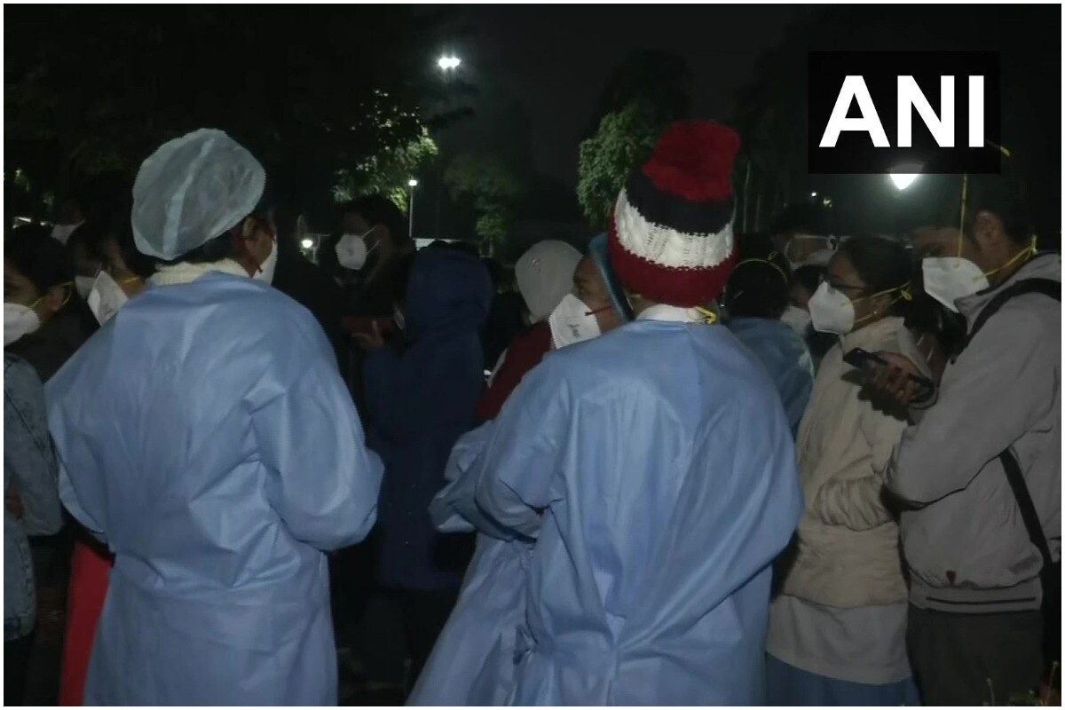 ایمس کے ڈائریکٹر ڈاکٹر رندیپ گلیریا نے کہا کہ نرس یونین کے 23 اہم مطالبات ہیں جو سرکار اور ایمس انتظامیہ نے مان لی ہیں۔ اس میں ان کی ایک اہم مانگ چھٹے پے کمیشن کی سفارشوں کو نافذ کرنا ہے۔ اس کے علاوہ انہوں نے نرس یونین سے اپیل کی کہ وہ ہڑتال ختم کر کے کام پر لوٹیں اور وبا سے لڑنے میں ہماری مدد کریں۔ ایمس کے ڈائریکٹر ڈاکٹر رندیپ گلیریا نے کہا کہ نرس یونین کے 23 اہم مطالبات ہیں جو سرکار اور ایمس انتظامیہ نے مان لی ہیں۔ اس میں ان کی ایک اہم مانگ چھٹے پے کمیشن کی سفارشوں کو نافذ کرنا ہے۔ اس کے علاوہ انہوں نے نرس یونین سے اپیل کی کہ وہ ہڑتال ختم کر کے کام پر لوٹیں اور وبا سے لڑنے میں ہماری مدد کریں۔