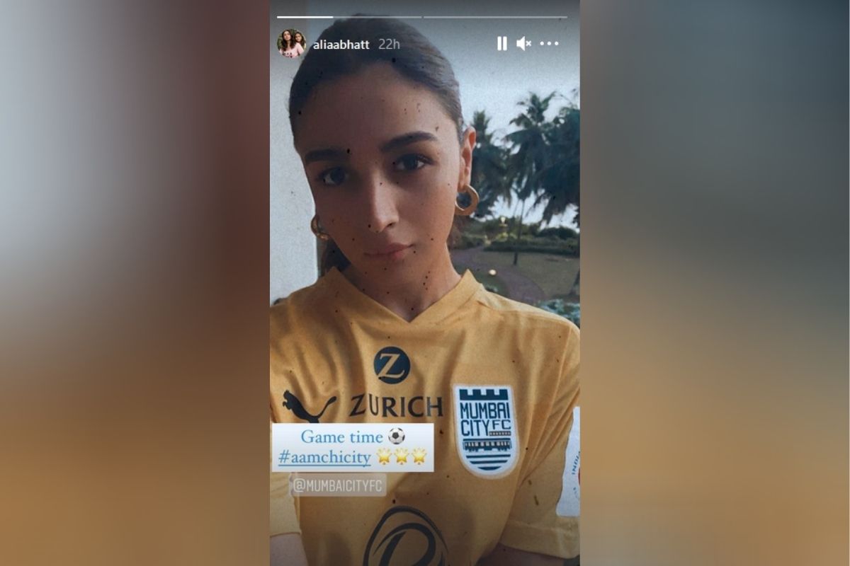 دونوں ٹیم کی جردی میں نظر آ رہے تھے۔ عالیہ نے ممبئی کے اسپورٹ میں ایک تصویر بھی اپنی انسٹاگرام اسٹوری پر شیئر کی تھی جس میں وہ ٹیم کی جرسی میں نظر آ رہی تھی۔ تصویر، عالیہ بھٹ، انسٹاگرام۔ دونوں ٹیم کی جردی میں نظر آ رہے تھے۔ عالیہ نے ممبئی کے اسپورٹ میں ایک تصویر بھی اپنی انسٹاگرام اسٹوری پر شیئر کی تھی جس میں وہ ٹیم کی جرسی میں نظر آ رہی تھی۔ تصویر، عالیہ بھٹ، انسٹاگرام۔