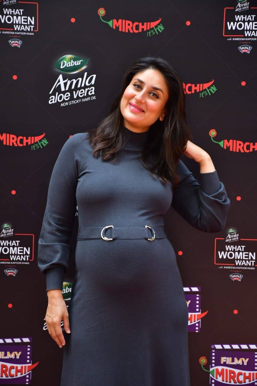  کرینہ کپور خان ایک مرتبہ پھر باڈی کون ڈریس میں اپنے بیبی بمپ کے ساتھ نظر آر ہی ہیں۔