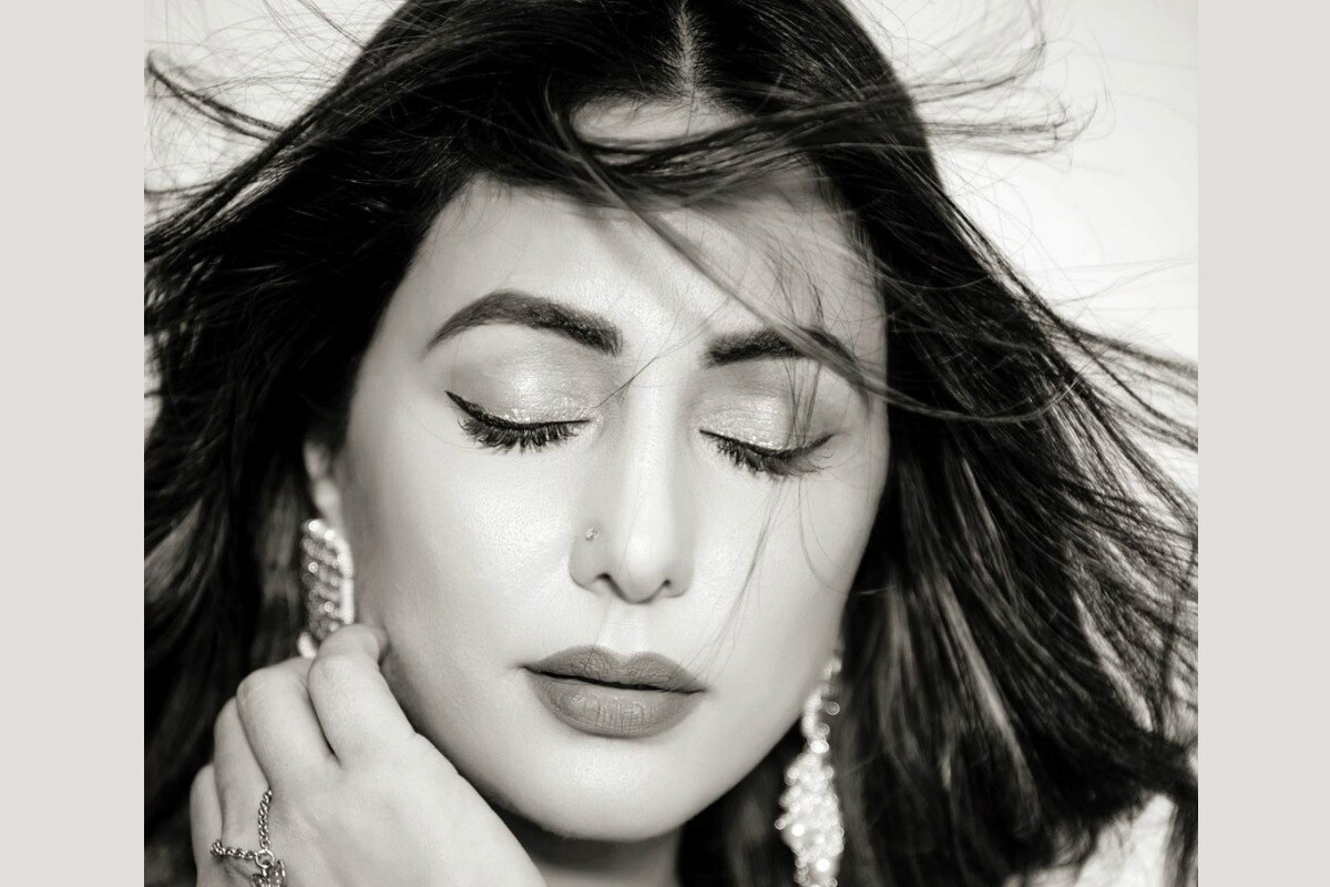 ممبئی: ٹی وی سے ریئلٹی شو اور پھر بالی ووڈ فلموں تک کا سفر طے کرنے کا سفر طے کرنے والی اداکارہ حنا خان (Hina Khan) سوشل میڈیا پر خوب سرگرم رہتی ہیں۔ وہ اپنے مداح کے درمیان چرچا میں بنی رہنے کے لئے آئے دن دلچسپ پوسٹ شیئر کرتی دکھائی دے جاتی ہیں۔ حال ہی میں وہ کچھ ایسے ہی وجوہات سے سرخیوں میں آگئی ہیں۔ حنا خان نے اپنے پوسٹ سوشل میڈیا اکاونٹ پر اپنی بے حد خوبصورت اور سوئیگ سے بھری تصویریں (Photos) شیئر کی ہیں۔ ان تصویروں میں حنا خان لہنگا پہنے دکھائی دے رہی ہیں۔ اس کےساتھ ہی وہ چشمہ لگائے بھی نظر آرہی ہیں۔ حنا خان کا یہ دیسی سوئیگ والا انداز ان کے مداحوں کو خوب بھا رہا ہے۔ (Photo Credit- @realhinakhan/Instagram) ممبئی: ٹی وی سے ریئلٹی شو اور پھر بالی ووڈ فلموں تک کا سفر طے کرنے کا سفر طے کرنے والی اداکارہ حنا خان (Hina Khan) سوشل میڈیا پر خوب سرگرم رہتی ہیں۔ وہ اپنے مداح کے درمیان چرچا میں بنی رہنے کے لئے آئے دن دلچسپ پوسٹ شیئر کرتی دکھائی دے جاتی ہیں۔ حال ہی میں وہ کچھ ایسے ہی وجوہات سے سرخیوں میں آگئی ہیں۔ حنا خان نے اپنے پوسٹ سوشل میڈیا اکاونٹ پر اپنی بے حد خوبصورت اور سوئیگ سے بھری تصویریں (Photos) شیئر کی ہیں۔ ان تصویروں میں حنا خان لہنگا پہنے دکھائی دے رہی ہیں۔ اس کےساتھ ہی وہ چشمہ لگائے بھی نظر آرہی ہیں۔ حنا خان کا یہ دیسی سوئیگ والا انداز ان کے مداحوں کو خوب بھا رہا ہے۔ (Photo Credit- @realhinakhan/Instagram)