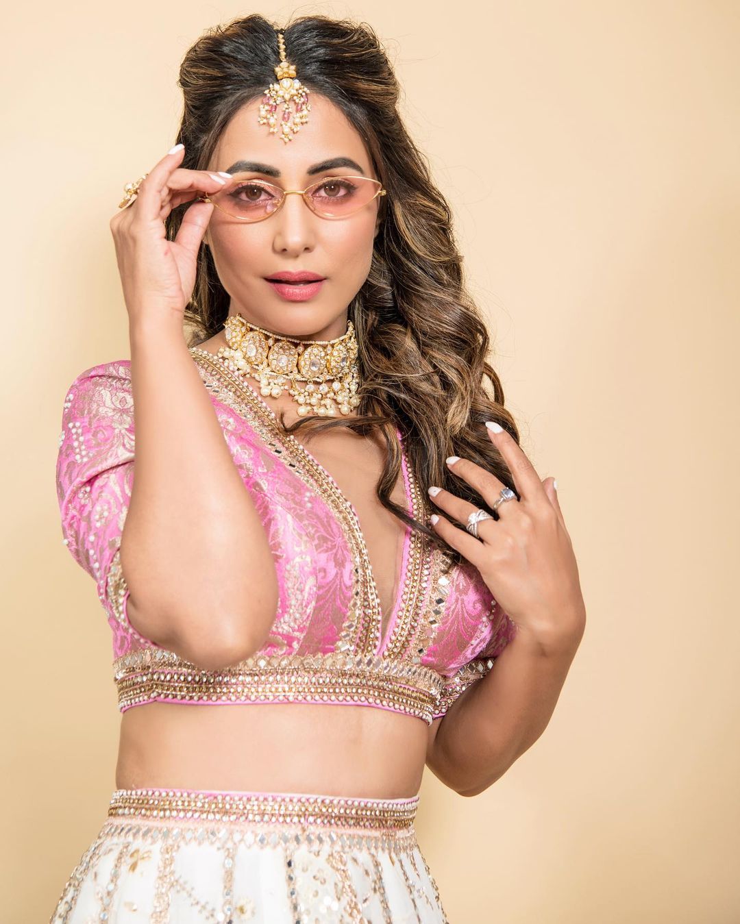 حنا خان نے حال ہی میں انسٹا گرام پر اپنی تازہ ترین فوٹو شوٹ کی تصویریں شیئر کی ہیں۔ ان تصویروں میں حنا خان پنک اور سفید لہنگا - چولی میں دکھائی دے رہی ہیں۔ اس کے ساتھ ہی وہ ان تصویروں میں پنک شیڈس لگائے نظر آرہی ہیں۔ وہیں ان تصویروں میں حنا خان کی جویلری بھی بے حد خوبصورت نظر آرہی ہے۔ (Photo Credit- @realhinakhan/Instagram) حنا خان نے حال ہی میں انسٹا گرام پر اپنی تازہ ترین فوٹو شوٹ کی تصویریں شیئر کی ہیں۔ ان تصویروں میں حنا خان پنک اور سفید لہنگا - چولی میں دکھائی دے رہی ہیں۔ اس کے ساتھ ہی وہ ان تصویروں میں پنک شیڈس لگائے نظر آرہی ہیں۔ وہیں ان تصویروں میں حنا خان کی جویلری بھی بے حد خوبصورت نظر آرہی ہے۔ (Photo Credit- @realhinakhan/Instagram)