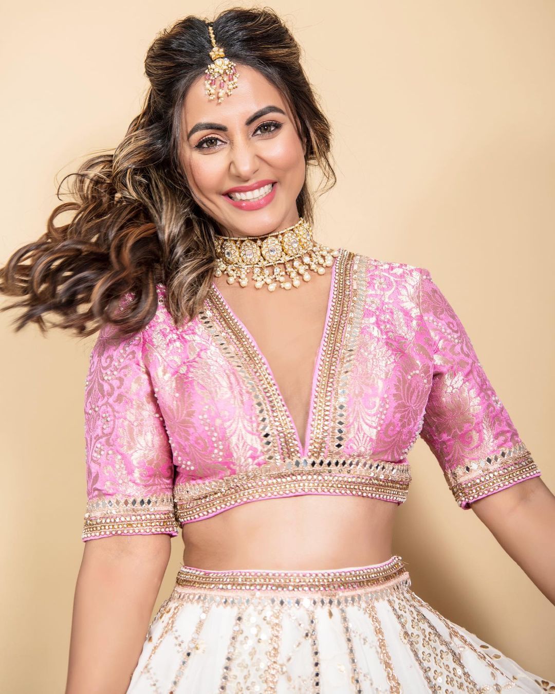 وہیں حنا خان کی ان تصویروں کو ان کی مسکراہٹ اور بھی خوبصورت لگ رہی ہے۔ حنا خان نے اس فوٹو شوٹ کے لئے کھلے بالوں میں خوبصورت ہیئر اسٹائل بھی رکھی ہوئی ہے۔ وہیں پنک رنگ ان پر بہت خوبصورت لگ رہا ہے۔ (Photo Credit- @realhinakhan/Instagram) وہیں حنا خان کی ان تصویروں کو ان کی مسکراہٹ اور بھی خوبصورت لگ رہی ہے۔ حنا خان نے اس فوٹو شوٹ کے لئے کھلے بالوں میں خوبصورت ہیئر اسٹائل بھی رکھی ہوئی ہے۔ وہیں پنک رنگ ان پر بہت خوبصورت لگ رہا ہے۔ (Photo Credit- @realhinakhan/Instagram)
