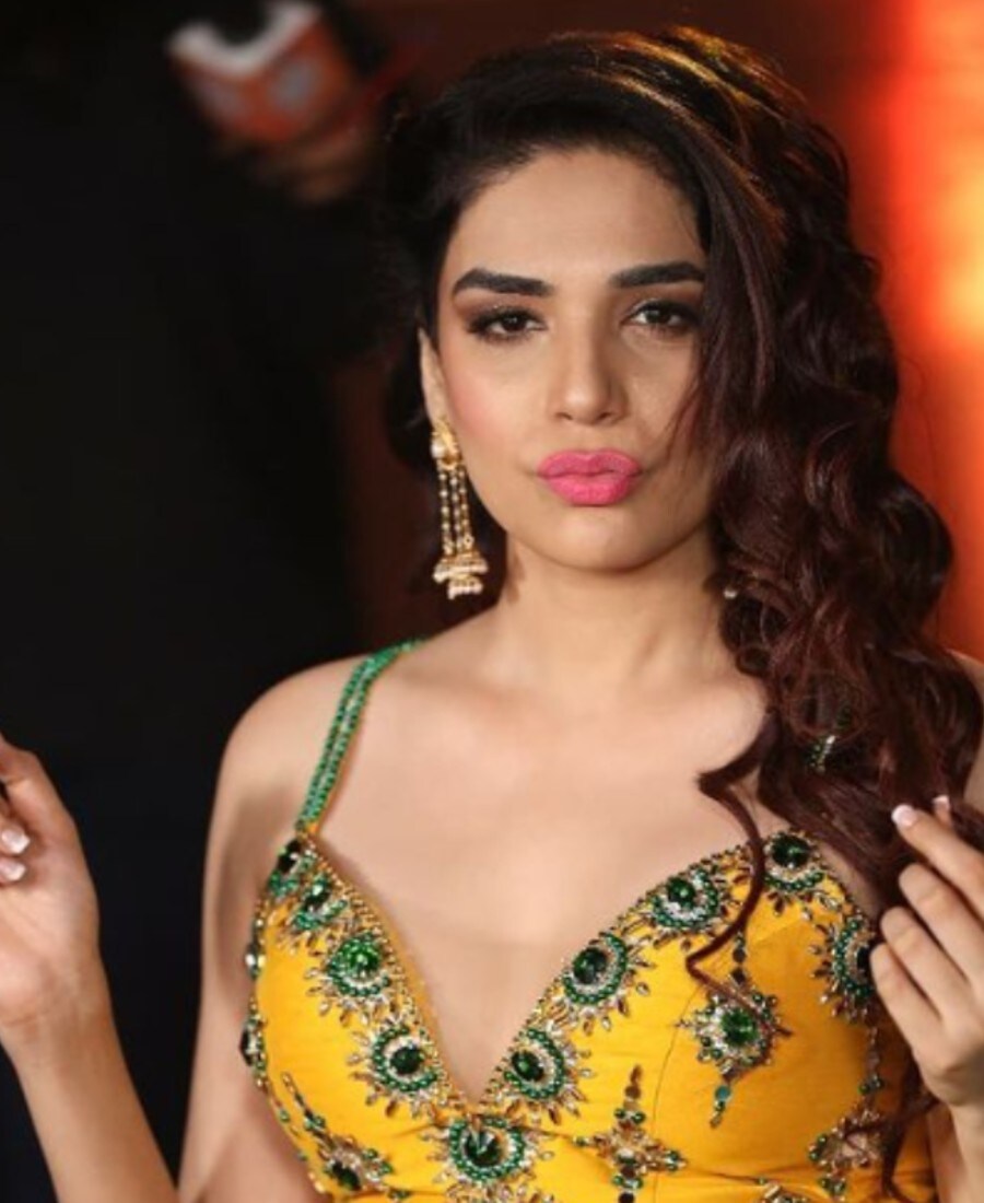 انجم فقیہ آج کسی شناخت کی محتاج نہیں ہیں ۔ ٹی وی انڈسٹری میں انہوں نے اپنی اداکاری کے دم پر اپنا نام بنایا ہے ۔ وہ تیرے شہر ، دیوانشی اور ایک تھا راجا ایک تھی رانی جیسے سیریلس میں بھی کام کرچکی ہیں ۔ تصویر : @nzoomfakih/Instagram انجم فقیہ آج کسی شناخت کی محتاج نہیں ہیں ۔ ٹی وی انڈسٹری میں انہوں نے اپنی اداکاری کے دم پر اپنا نام بنایا ہے ۔ وہ تیرے شہر ، دیوانشی اور ایک تھا راجا ایک تھی رانی جیسے سیریلس میں بھی کام کرچکی ہیں ۔ تصویر : @nzoomfakih/Instagram